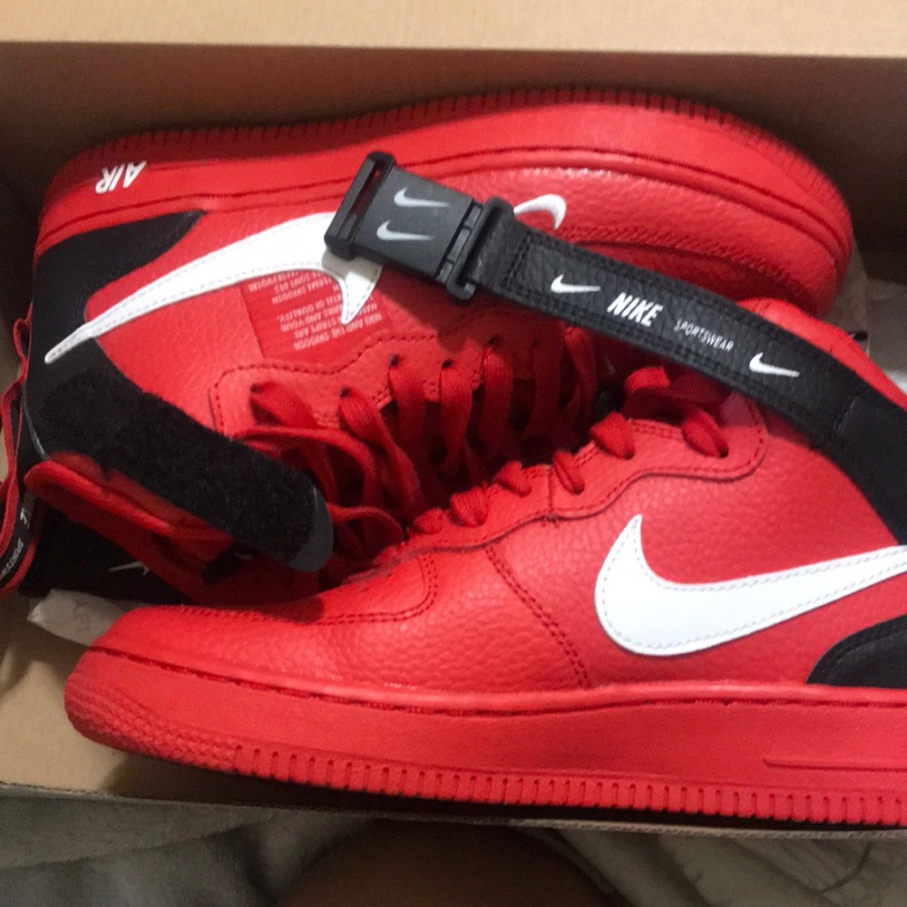 Selling air force 1 mid LV8 (GS)
